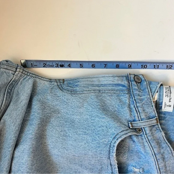Abercrombie & Fitch Curve Love The 90’s Straight Ultra High Rise Light Wash - Picture 10 of 11